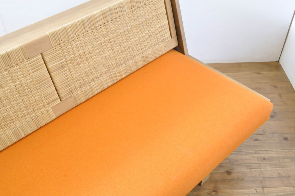 北欧ビンテージ　美品　オーク材　Hans J Wegner(ハンス・J・ウェグナー)　GETAMA (ゲタマ)　GE258　籐張りが珍しい!優しい色合いのデイベッド(ソファベッド、3人掛けソファ、トリプルソファ、3P、ヴィンテージ)(R-064213)