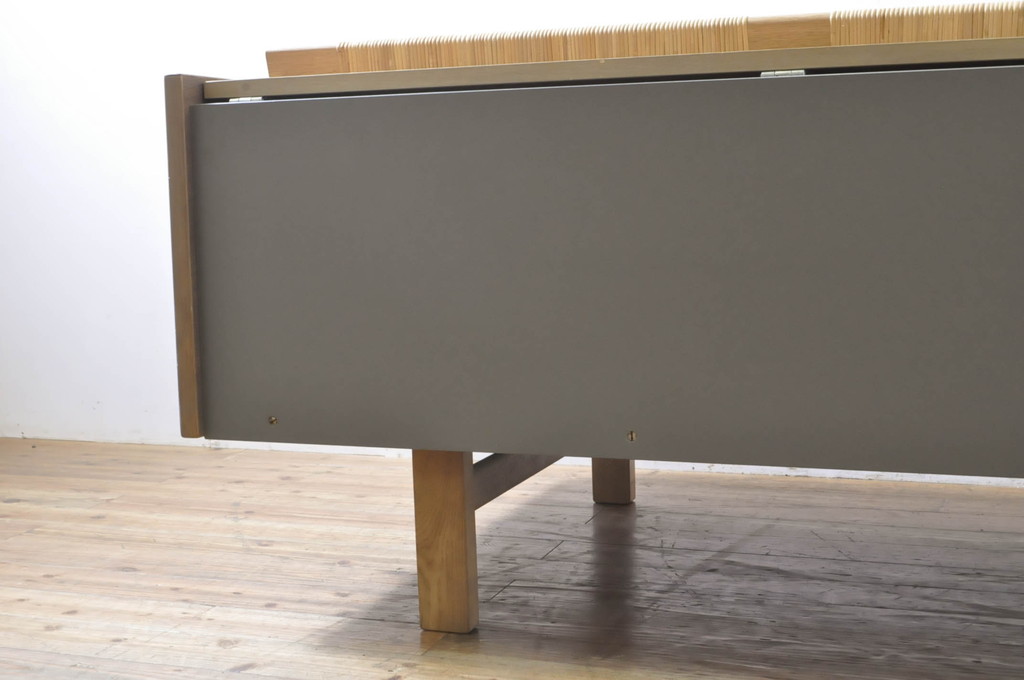 北欧ビンテージ　美品　オーク材　Hans J Wegner(ハンス・J・ウェグナー)　GETAMA (ゲタマ)　GE258　籐張りが珍しい!優しい色合いのデイベッド(ソファベッド、3人掛けソファ、トリプルソファ、3P、ヴィンテージ)(R-064213)