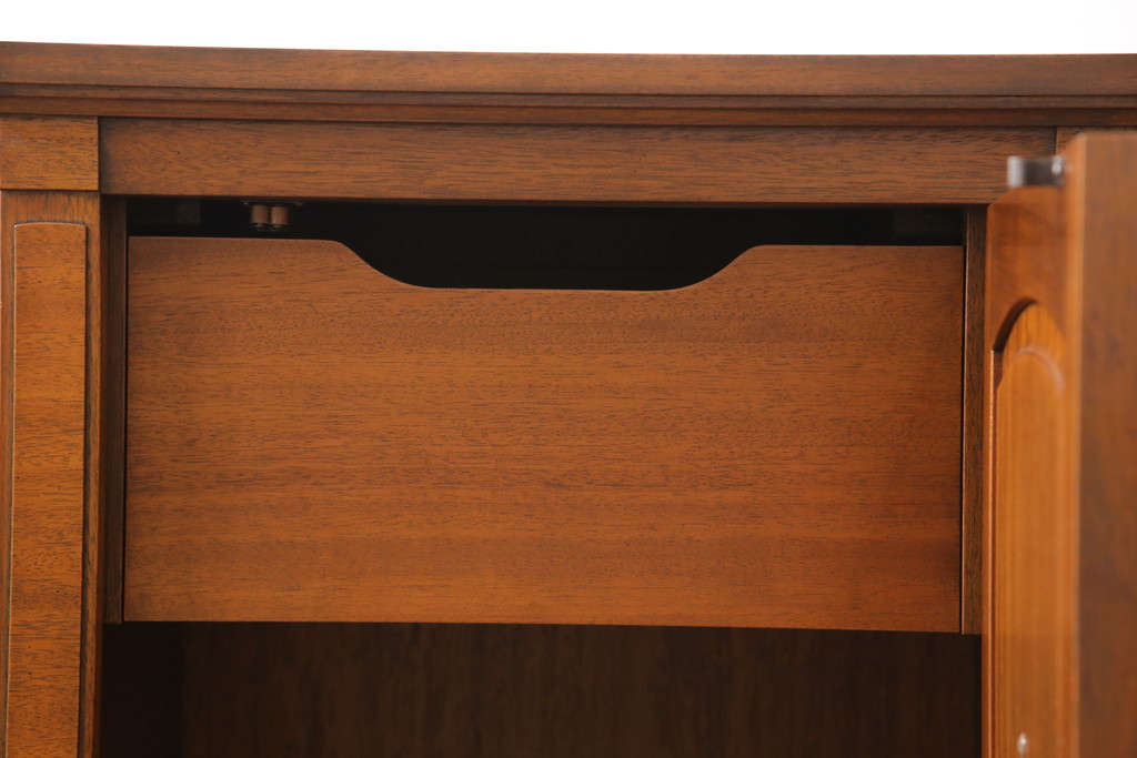 中古　美品　DREXEL HERITAGE(ドレクセルヘリテイジ)　Triune(トライユン)　クラシカルな佇まいのサイドボード(キャビネット、リビングボード)(定価約54万円)(R-050390)