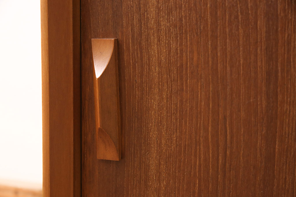 イギリスヴィンテージ　北欧家具　チーク材　HERBERT E. GIBBS(ハーバート・E・ギブス)　木のぬくもりと洗練されたデザインが魅力のキャビネット(収納棚、戸棚、ビンテージ)(R-050775)