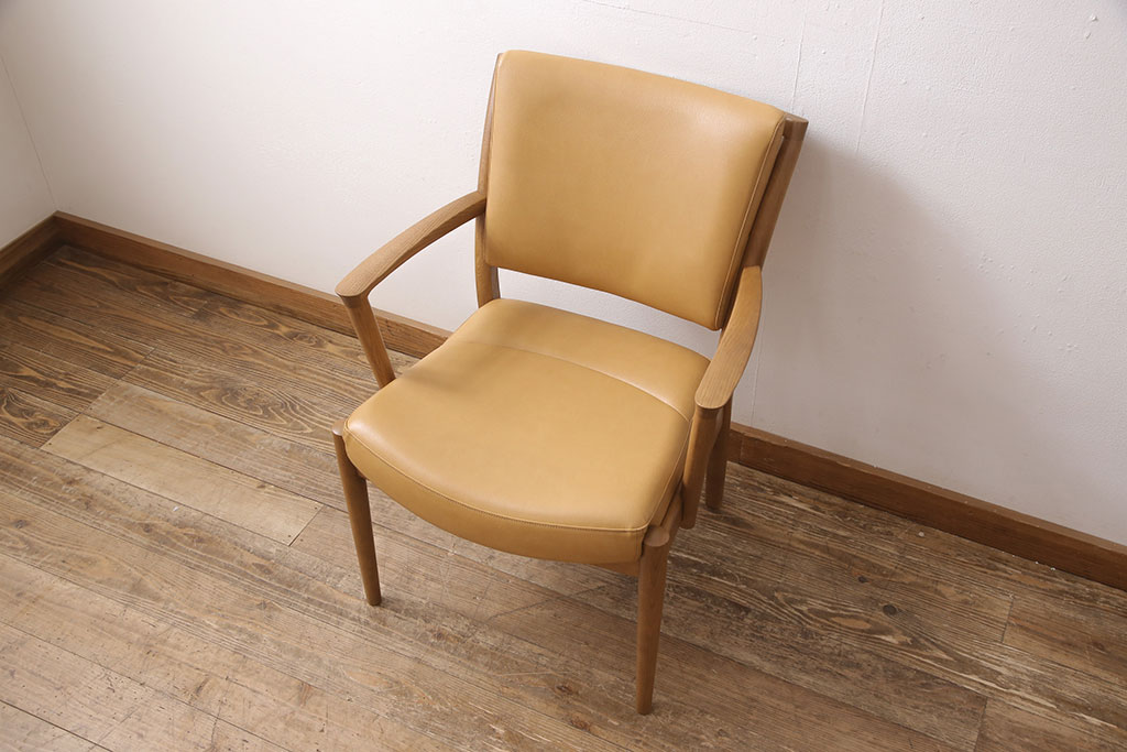 中古 美品 カリモク家具(karimoku) 合皮 温かみのあるカラーが魅力的なナラ材製のアームチェア(ダイニングチェア、椅子)(R