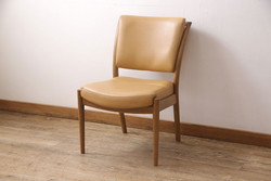 中古　美品　カリモク家具(karimoku)　合皮　温かみのあるカラーが魅力的なナラ材製のダイニングチェア(椅子)(R-054280)です。
