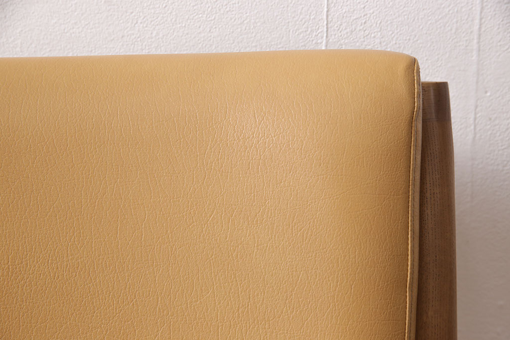 中古　美品　カリモク家具(karimoku)　合皮　温かみのあるカラーが魅力的なナラ材製のダイニングチェア(椅子)(R-054280)です。