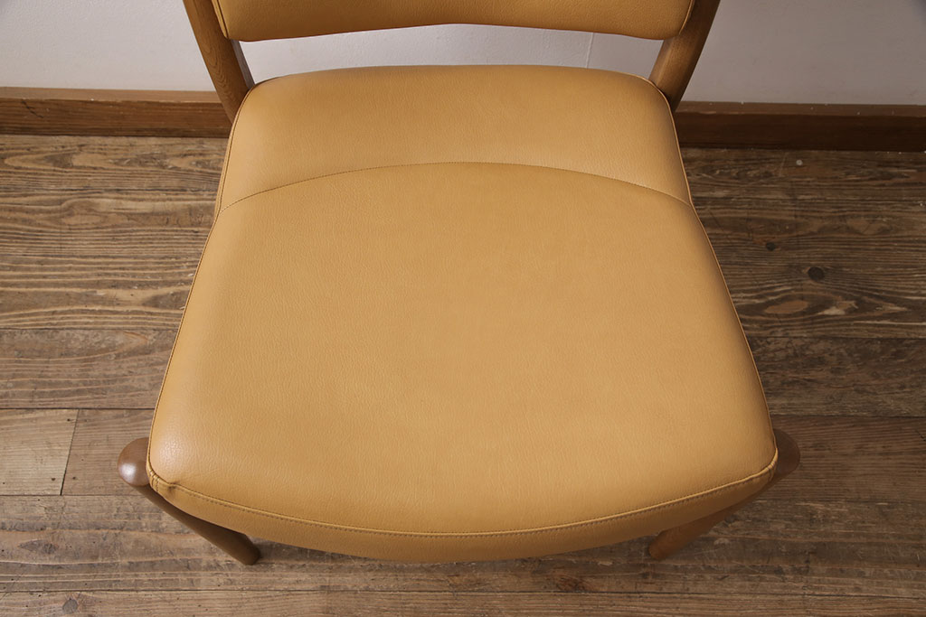 中古　美品　カリモク家具(karimoku)　合皮　温かみのあるカラーが魅力的なナラ材製のダイニングチェア(椅子)(R-054280)です。