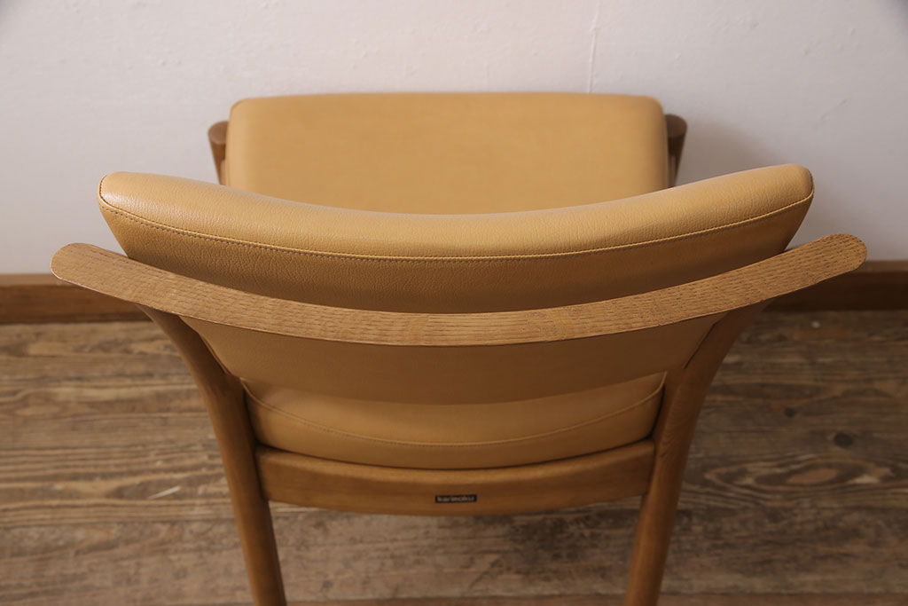 中古　美品　カリモク家具(karimoku)　合皮　温かみのあるカラーが魅力的なナラ材製のダイニングチェア(椅子)(R-054280)です。