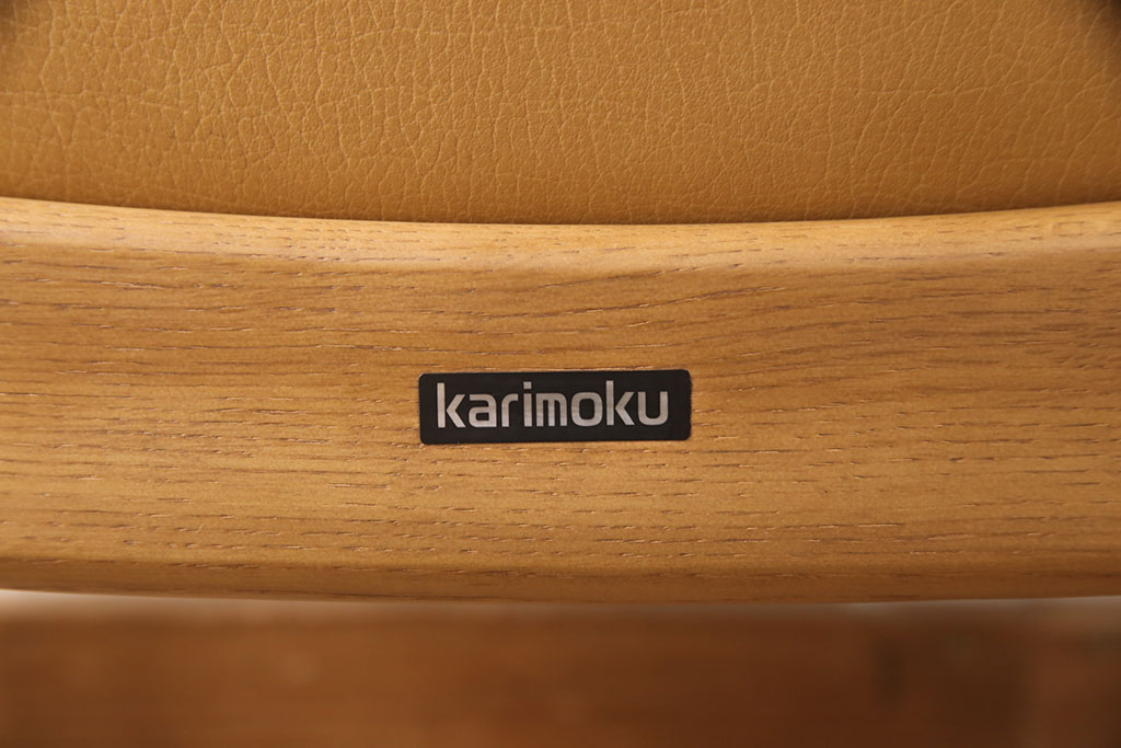 中古　美品　カリモク家具(karimoku)　合皮　温かみのあるカラーが魅力的なナラ材製のダイニングチェア(椅子)(R-054280)です。