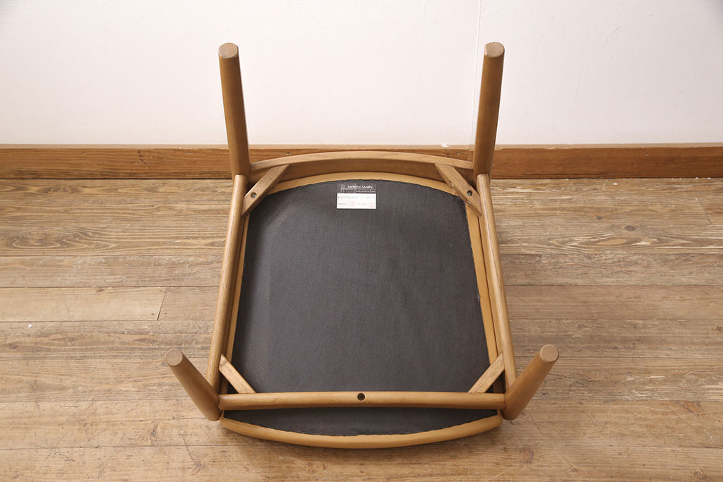 中古　美品　カリモク家具(karimoku)　合皮　温かみのあるカラーが魅力的なナラ材製のダイニングチェア(椅子)(R-054280)です。