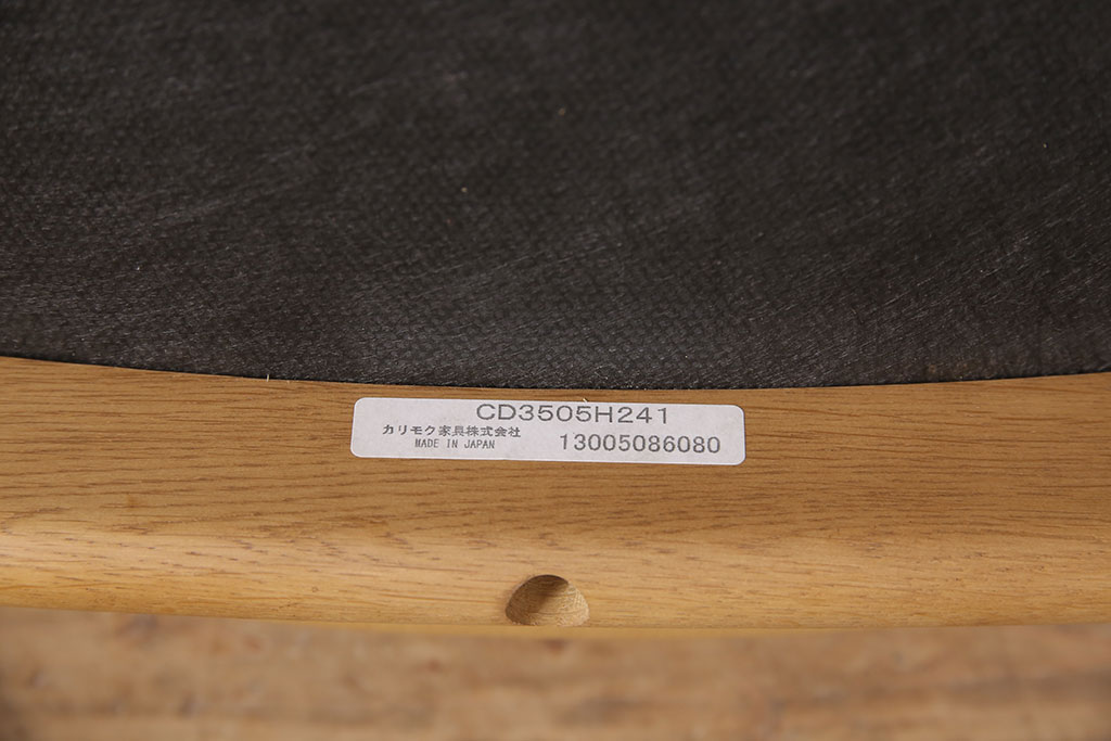 中古　美品　カリモク家具(karimoku)　合皮　温かみのあるカラーが魅力的なナラ材製のダイニングチェア(椅子)(R-054280)です。
