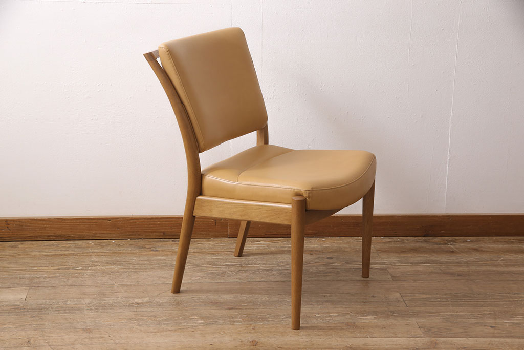 中古　美品　カリモク家具(karimoku)　合皮　温かみのあるカラーが魅力的なナラ材製のダイニングチェア(椅子)(R-054281)