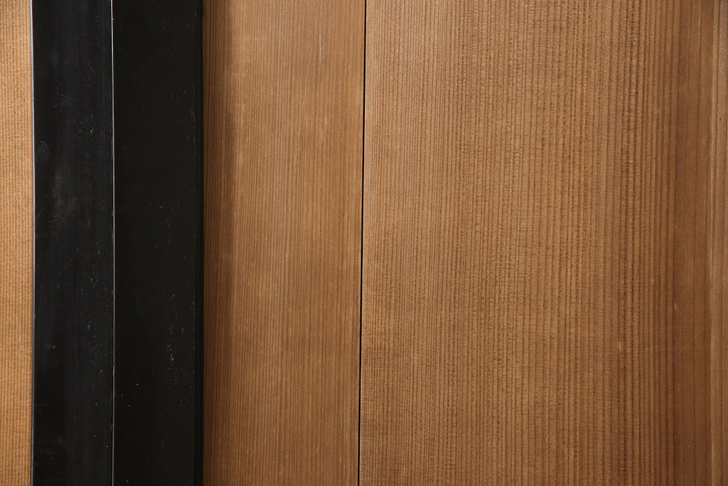 アンティーク建具　漆枠　上手物!　美しい柾目が目を引く横桟入り板戸2枚(引き戸、帯戸、建具)(R-054190)