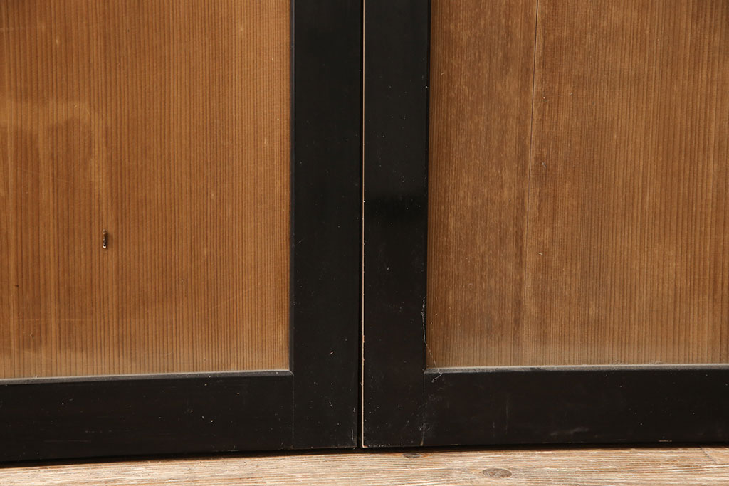 アンティーク建具　漆枠　上手物!　美しい柾目が目を引く横桟入り板戸2枚(引き戸、帯戸、建具)(R-054190)