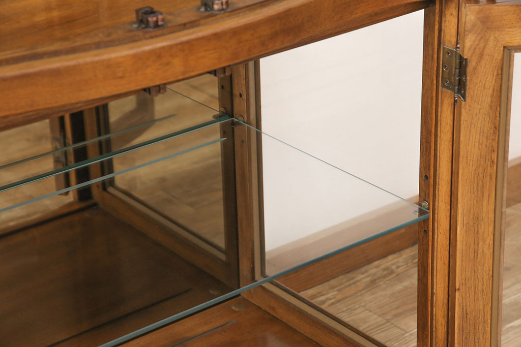 中古　美品　DREXEL HERITAGE(ドレクセルヘリテイジ)　Grand Villa(グランドヴィラ)　優雅で品のある佇まいが美しいガラスケース(キュリオケース、飾り棚、陳列棚)(R-052371)
