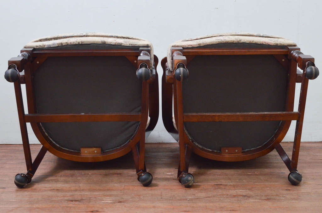 中古　カリモク家具(karimoku)　ゆったりと座れるキャスター付きダイニングアームチェア2脚セット(ダイニングチェア、ラウンジチェア、イス、椅子)(定価2脚で約16万円)(R-077635)