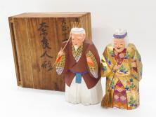 大正　春日有職　奈良人形師 染川宗進　一刀彫　尉(おじいさん)高さ約23cm/姥(おばあさん)高さ約21cm　繊細に絵付けされた高砂人形2体セット(縁起物、夫婦円満、長寿、共箱付き)(R-078686)　