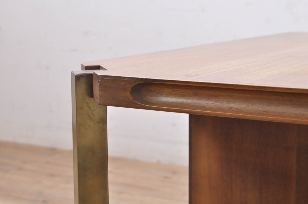 イタリアビンテージ　ユニークな棚のデザインが魅力!!真鍮(しんちゅう)脚のモダンなローテーブル(センターテーブル、リビングテーブル、ヴィンテージ)(R-068774)