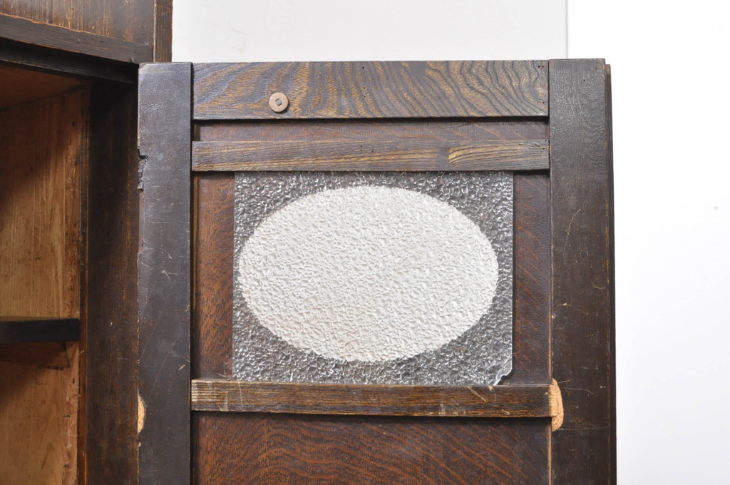 和製アンティーク　ナラ材　大正ロマンの雰囲気漂う丸窓のデザインが魅力的な象嵌入りの本箱(ブックケース、収納棚、キャビネット、飾り棚)(R-068781)