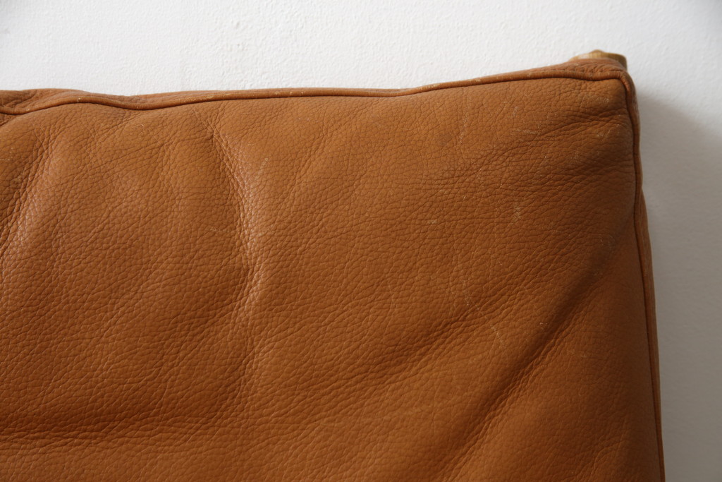 デンマークビンテージ　P.Jeppesen Mobelfabrik 　PJ Furniture(P.J.ファニチャー社)　Ole Wanscher(オーレ・ヴァンシャー) 　本革(レザー)　PJ149 Colonial Chair(コロニアルチェア)　ミッドセンチュリースタイルの空間づくりにおすすめのアームチェア(イージーチェア、1人掛けソファ、ヴィンテージ、北欧)(R-077899)