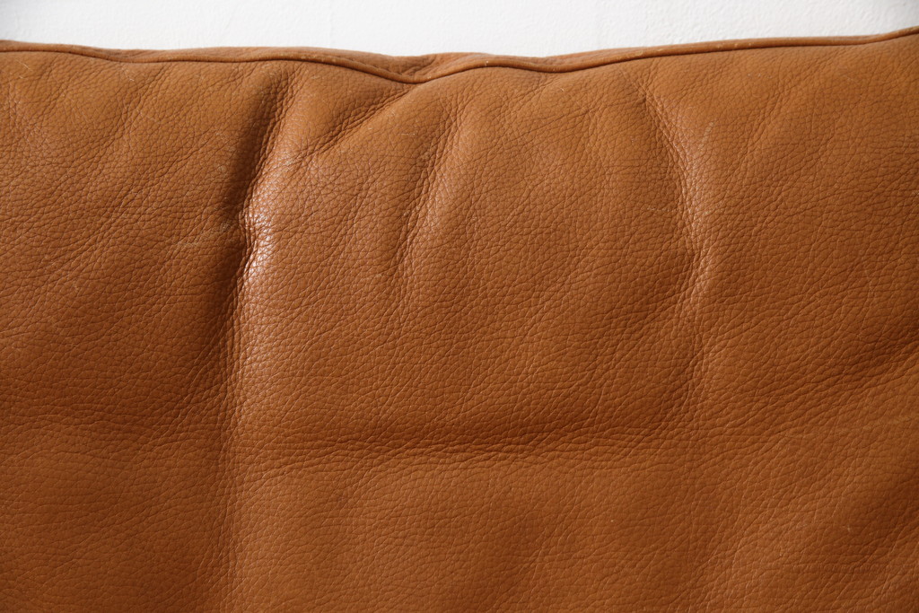 デンマークビンテージ　P.Jeppesen Mobelfabrik 　PJ Furniture(P.J.ファニチャー社)　Ole Wanscher(オーレ・ヴァンシャー) 　本革(レザー)　PJ149 Colonial Chair(コロニアルチェア)　ミッドセンチュリースタイルの空間づくりにおすすめのアームチェア(イージーチェア、1人掛けソファ、ヴィンテージ、北欧)(R-077899)
