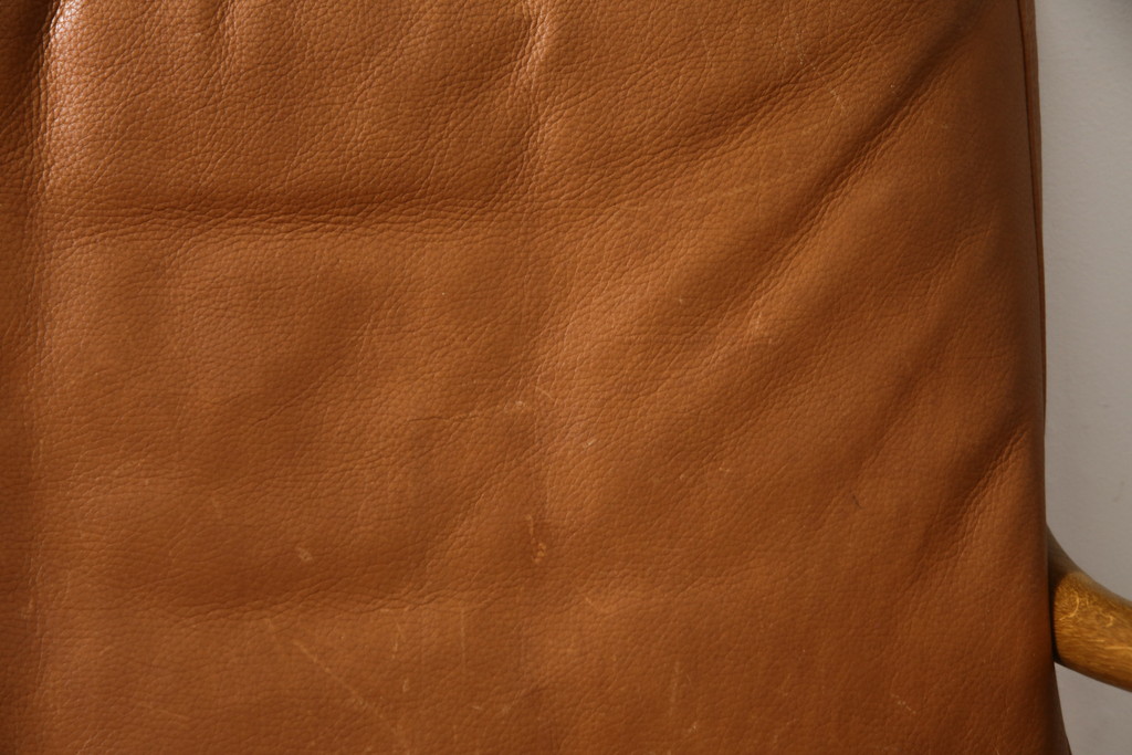 デンマークビンテージ　P.Jeppesen Mobelfabrik 　PJ Furniture(P.J.ファニチャー社)　Ole Wanscher(オーレ・ヴァンシャー) 　本革(レザー)　PJ149 Colonial Chair(コロニアルチェア)　ミッドセンチュリースタイルの空間づくりにおすすめのアームチェア(イージーチェア、1人掛けソファ、ヴィンテージ、北欧)(R-077899)