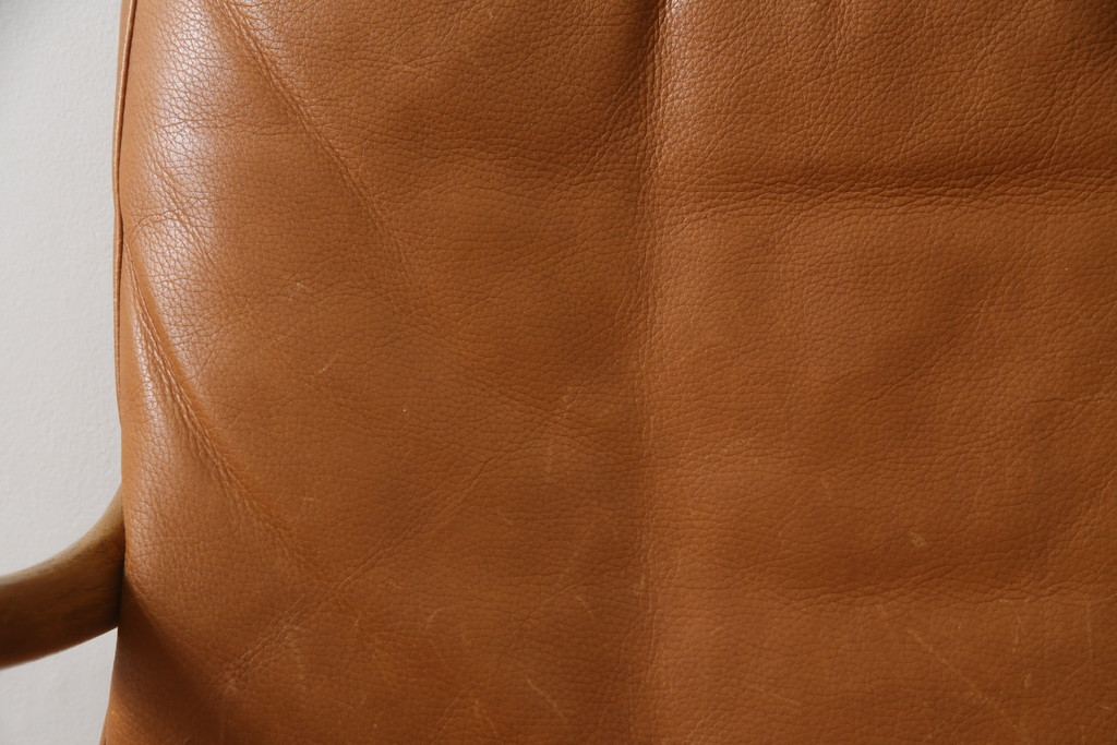 デンマークビンテージ　P.Jeppesen Mobelfabrik 　PJ Furniture(P.J.ファニチャー社)　Ole Wanscher(オーレ・ヴァンシャー) 　本革(レザー)　PJ149 Colonial Chair(コロニアルチェア)　ミッドセンチュリースタイルの空間づくりにおすすめのアームチェア(イージーチェア、1人掛けソファ、ヴィンテージ、北欧)(R-077899)
