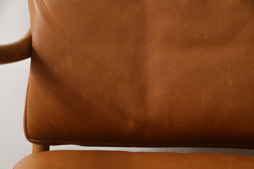 デンマークビンテージ　P.Jeppesen Mobelfabrik 　PJ Furniture(P.J.ファニチャー社)　Ole Wanscher(オーレ・ヴァンシャー) 　本革(レザー)　PJ149 Colonial Chair(コロニアルチェア)　ミッドセンチュリースタイルの空間づくりにおすすめのアームチェア(イージーチェア、1人掛けソファ、ヴィンテージ、北欧)(R-077899)