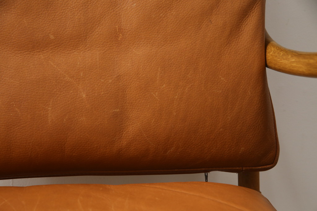 デンマークビンテージ　P.Jeppesen Mobelfabrik 　PJ Furniture(P.J.ファニチャー社)　Ole Wanscher(オーレ・ヴァンシャー) 　本革(レザー)　PJ149 Colonial Chair(コロニアルチェア)　ミッドセンチュリースタイルの空間づくりにおすすめのアームチェア(イージーチェア、1人掛けソファ、ヴィンテージ、北欧)(R-077899)