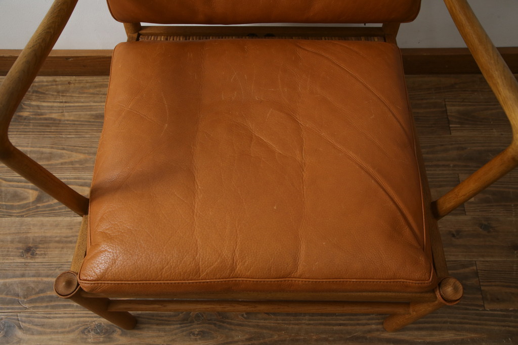 デンマークビンテージ　P.Jeppesen Mobelfabrik 　PJ Furniture(P.J.ファニチャー社)　Ole Wanscher(オーレ・ヴァンシャー) 　本革(レザー)　PJ149 Colonial Chair(コロニアルチェア)　ミッドセンチュリースタイルの空間づくりにおすすめのアームチェア(イージーチェア、1人掛けソファ、ヴィンテージ、北欧)(R-077899)