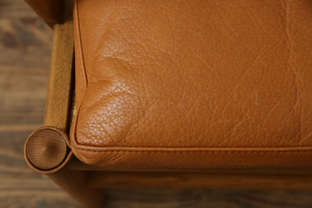 デンマークビンテージ　P.Jeppesen Mobelfabrik 　PJ Furniture(P.J.ファニチャー社)　Ole Wanscher(オーレ・ヴァンシャー) 　本革(レザー)　PJ149 Colonial Chair(コロニアルチェア)　ミッドセンチュリースタイルの空間づくりにおすすめのアームチェア(イージーチェア、1人掛けソファ、ヴィンテージ、北欧)(R-077899)