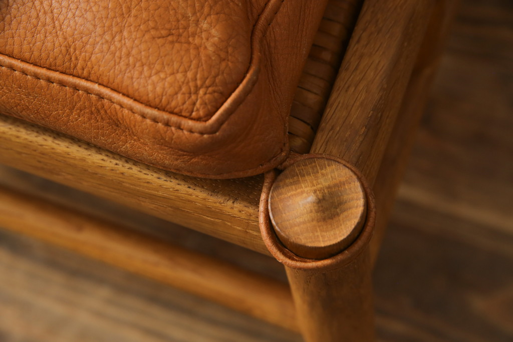 デンマークビンテージ　P.Jeppesen Mobelfabrik 　PJ Furniture(P.J.ファニチャー社)　Ole Wanscher(オーレ・ヴァンシャー) 　本革(レザー)　PJ149 Colonial Chair(コロニアルチェア)　ミッドセンチュリースタイルの空間づくりにおすすめのアームチェア(イージーチェア、1人掛けソファ、ヴィンテージ、北欧)(R-077899)