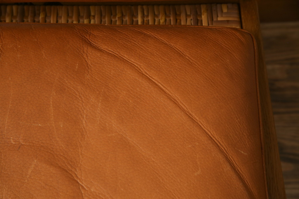 デンマークビンテージ　P.Jeppesen Mobelfabrik 　PJ Furniture(P.J.ファニチャー社)　Ole Wanscher(オーレ・ヴァンシャー) 　本革(レザー)　PJ149 Colonial Chair(コロニアルチェア)　ミッドセンチュリースタイルの空間づくりにおすすめのアームチェア(イージーチェア、1人掛けソファ、ヴィンテージ、北欧)(R-077899)