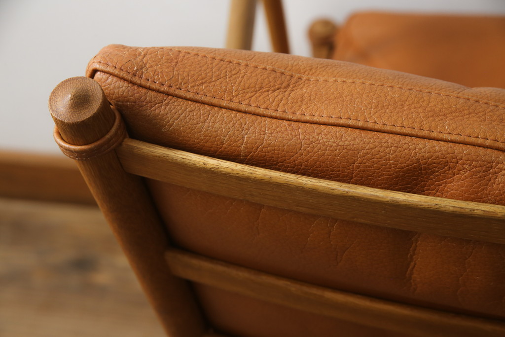 デンマークビンテージ　P.Jeppesen Mobelfabrik 　PJ Furniture(P.J.ファニチャー社)　Ole Wanscher(オーレ・ヴァンシャー) 　本革(レザー)　PJ149 Colonial Chair(コロニアルチェア)　ミッドセンチュリースタイルの空間づくりにおすすめのアームチェア(イージーチェア、1人掛けソファ、ヴィンテージ、北欧)(R-077899)