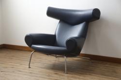 中古　デンマーク　Hans J Wegner(ハンス・J・ウェグナー)デザイン　EJ 100　ユニークなデザインが空間のアクセントになる本革オックスチェア(1人掛けソファ、サロンチェア、1P、レザー、北欧)(定価約170万円)(R-060733)