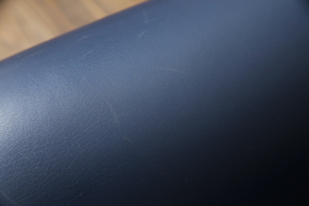 中古　デンマーク　Hans J Wegner(ハンス・J・ウェグナー)デザイン　EJ 100　ユニークなデザインが空間のアクセントになる本革オックスチェア(1人掛けソファ、サロンチェア、1P、レザー、北欧)(定価約170万円)(R-060733)