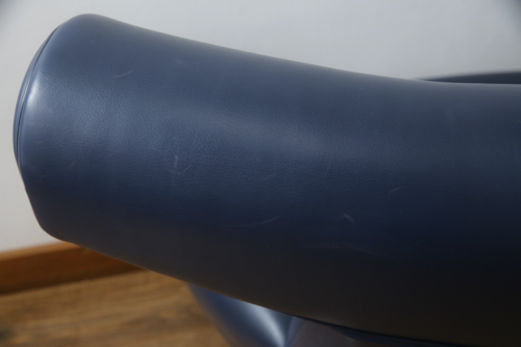 中古　デンマーク　Hans J Wegner(ハンス・J・ウェグナー)デザイン　EJ 100　ユニークなデザインが空間のアクセントになる本革オックスチェア(1人掛けソファ、サロンチェア、1P、レザー、北欧)(定価約170万円)(R-060733)
