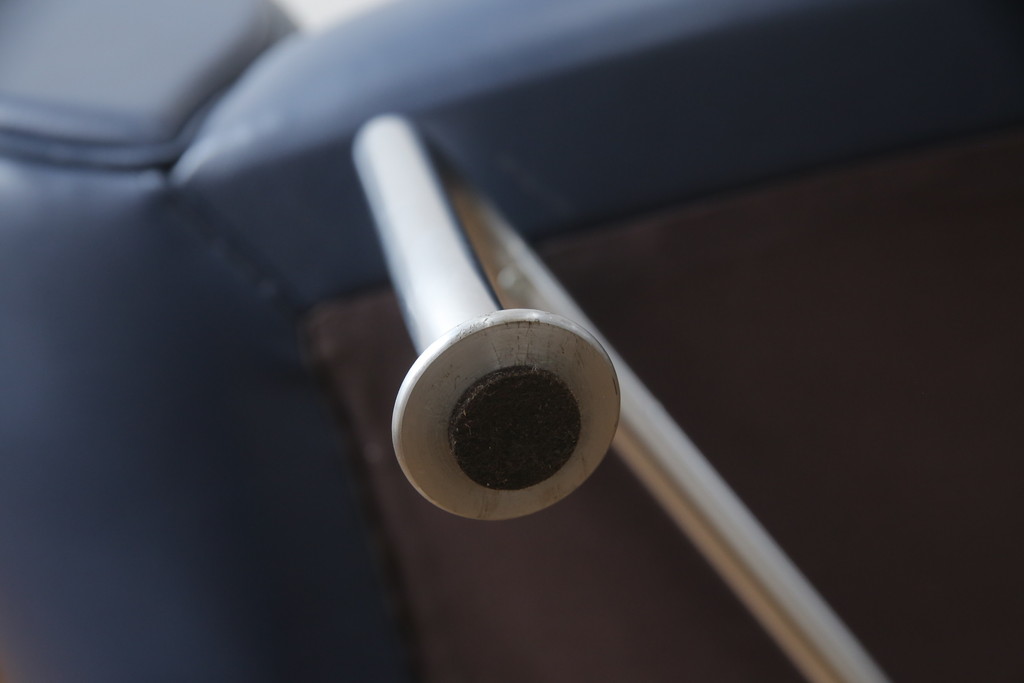 中古　デンマーク　Hans J Wegner(ハンス・J・ウェグナー)デザイン　EJ 100　ユニークなデザインが空間のアクセントになる本革オックスチェア(1人掛けソファ、サロンチェア、1P、レザー、北欧)(定価約170万円)(R-060733)