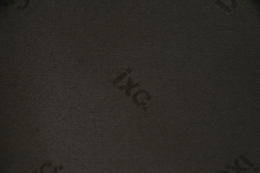 中古　短期展示品　美品　Cassinaixc.(カッシーナイクスシー)　IXC. R&D(イクスシー.R&D)　LINE(ライン)　ウルトラスエード(ULTRASUEDE)　Eランク　シンプルですっきりとした佇まいが魅力のダイニングチェア2脚セット(椅子、イス、アームレスチェア、店舗什器)(定価2脚で約15万4千円)(R-070698)