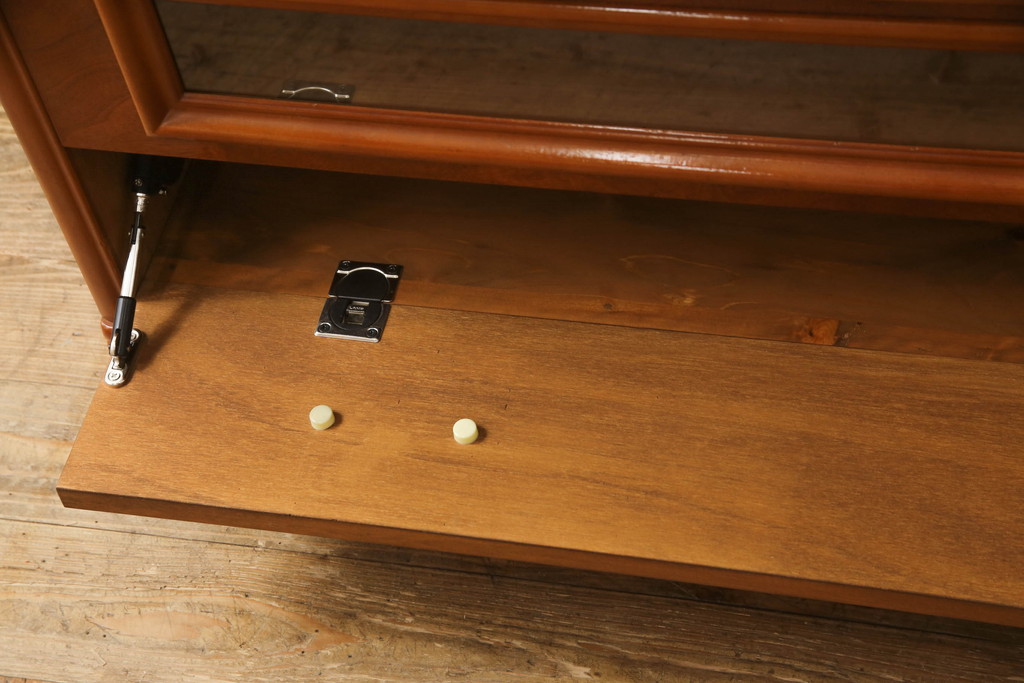 箪笥の下段をコーナーボードにリメイク!角をカットし、引き出しをフラップダウン扉に加工。上段のみ前板をクリアガラスに。ヒノキ無垢材の天板とキャスターを取り付け。