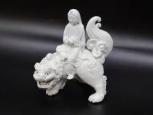 時代物　焼物　磁器　高さ 約17cm　白磁唐獅子観音像(中国?、置物、オブジェ、中国美術、仏教美術)(R-078696)