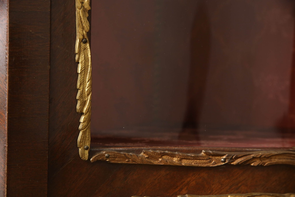 スペインビンテージ　マホガニー材　真鍮飾り　華やかな装飾と艶のある木肌が魅力的なコーナーキャビネット(戸棚、飾り棚、コーナーラック、収納棚、ヴィンテージ)(R-063461)