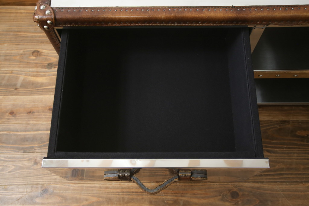 中古　ハロ(HALO)　ストニーハースト エンターテイメント ユニット(ブラッシュドスチール)(STONYHURST ENTERTAINMENT UNIT BRUSHED STEEL)　トランクのようなデザインが目を惹くテレビ台(リビングボード、テレビボード、収納棚、戸棚、引き出し、サイドボード、ローボード)(R-077285)