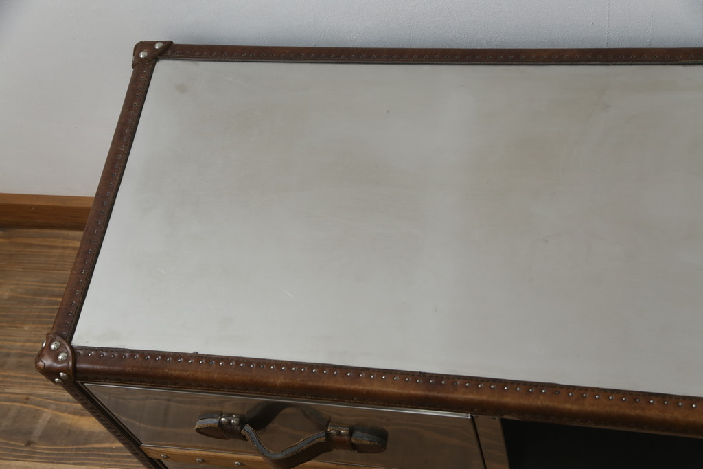 中古　ハロ(HALO)　ストニーハースト エンターテイメント ユニット(ブラッシュドスチール)(STONYHURST ENTERTAINMENT UNIT BRUSHED STEEL)　トランクのようなデザインが目を惹くテレビ台(リビングボード、テレビボード、収納棚、戸棚、引き出し、サイドボード、ローボード)(R-077285)
