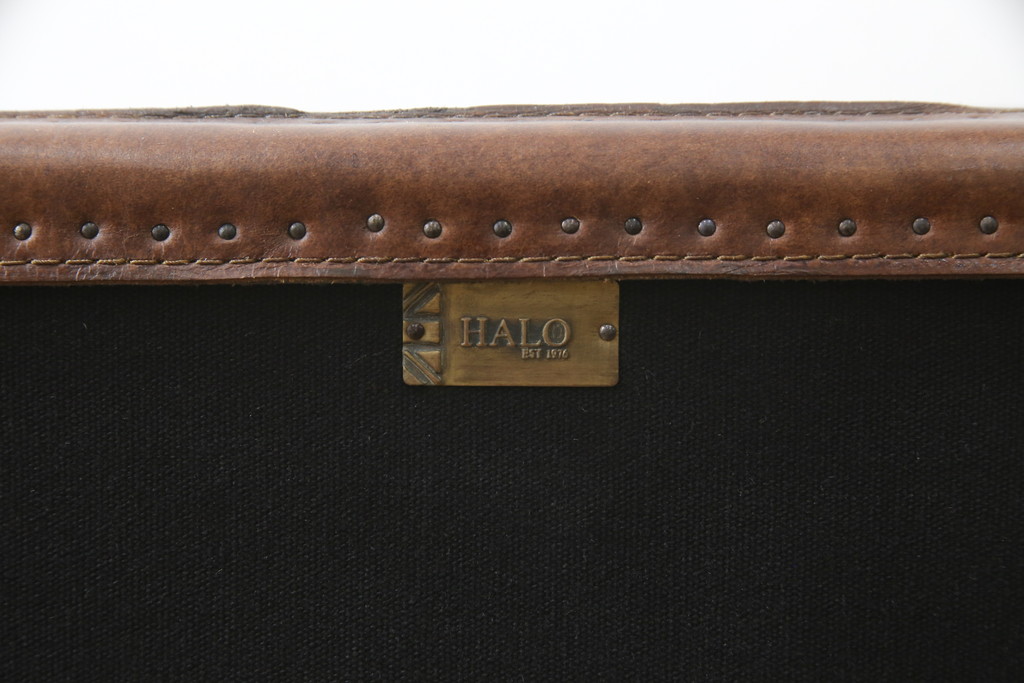 中古　ハロ(HALO)　ストニーハースト エンターテイメント ユニット(ブラッシュドスチール)(STONYHURST ENTERTAINMENT UNIT BRUSHED STEEL)　トランクのようなデザインが目を惹くテレビ台(リビングボード、テレビボード、収納棚、戸棚、引き出し、サイドボード、ローボード)(R-077285)