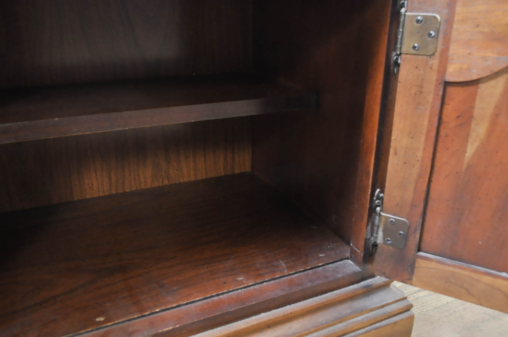中古　高級アメリカ輸入家具　小振りなサイズが使いやすいサイドキャビネット(サイドテーブル、ナイトテーブル、収納棚)(R-068795)