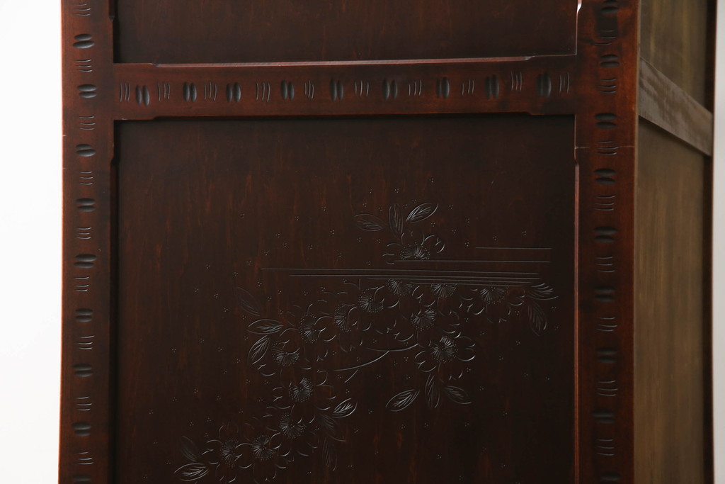 中古　美品　軽井沢彫り　桜の彫刻が優美な印象の奥行たっぷりのチェスト(和箪笥、衣装タンス、収納たんす、引き出し)(R-069736)