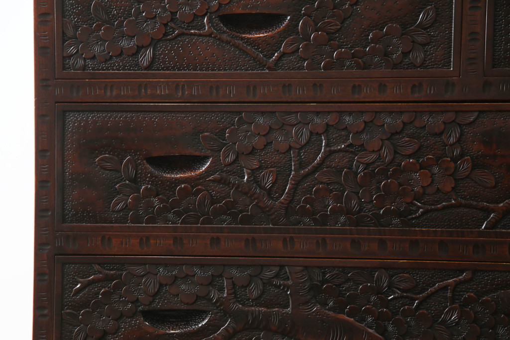 中古　美品　軽井沢彫り　桜の彫刻が優美な印象の奥行たっぷりのチェスト(和箪笥、衣装タンス、収納たんす、引き出し)(R-069736)