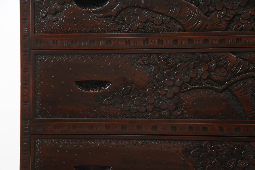中古　美品　軽井沢彫り　桜の彫刻が優美な印象の奥行たっぷりのチェスト(和箪笥、衣装タンス、収納たんす、引き出し)(R-069736)