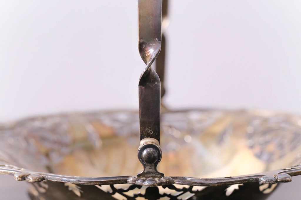 アンティーク雑貨　ビンテージ　銀製(シルバー)　ハンドル付き　透かし模様が上品なコンポート(トレー)