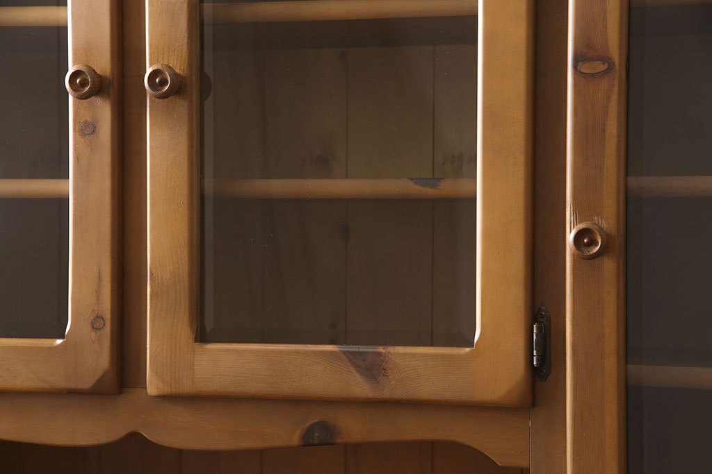 中古　美品　コスガ(KOSUGA FURNITURE)  プロヴァンスシリーズ　パイン材が温かい雰囲気を醸し出すカップボード(食器棚、収納棚、キャビネット)(R-053475)