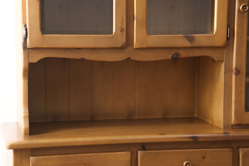 中古　美品　コスガ(KOSUGA FURNITURE) プロヴァンスシリーズ　 パイン材が温かい雰囲気を醸し出すカップボード(食器棚、収納棚、キャビネット)(R-053475)