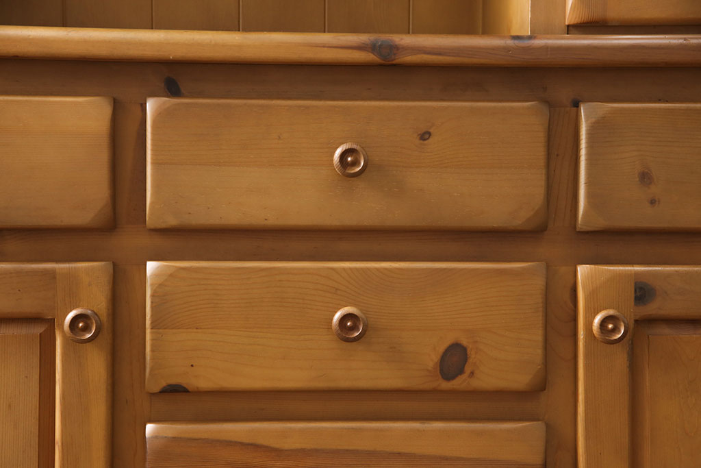 中古　美品　コスガ(KOSUGA FURNITURE) プロヴァンスシリーズ　 パイン材が温かい雰囲気を醸し出すカップボード(食器棚、収納棚、キャビネット)(R-053475)